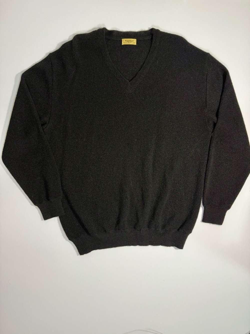 Paul Stuart Men's V-Neck Sweater in Black